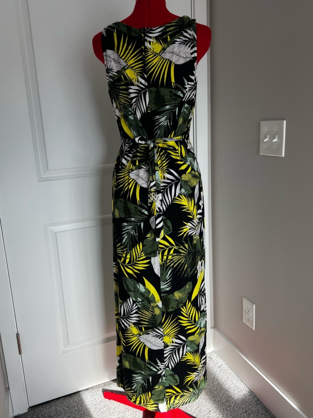 Tropical Leaf Sleeveless Maxi Dress in Black and Green